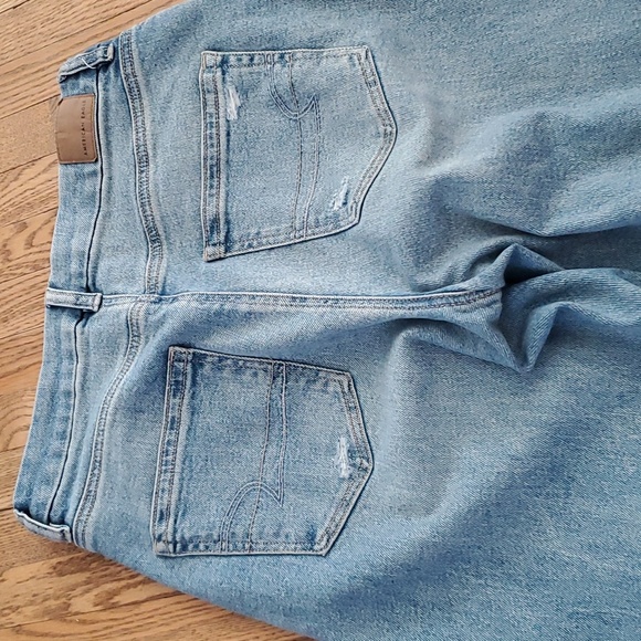 American Eagle Stretch Ripped Curvy Mom Jeans - Picture 3 of 3